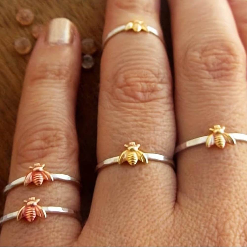 Mini Bee Ring with 18k gold plated bee - Picture 2 of 4